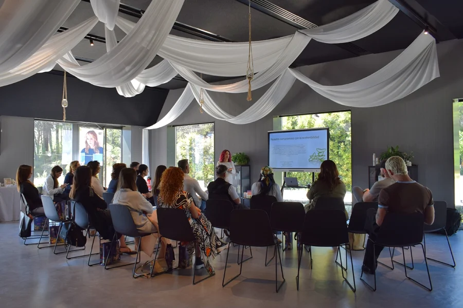 Reunión corporativa en espacio con encanto en VIVOOD Alicante