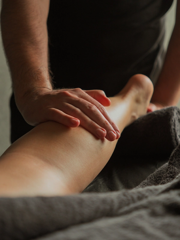 Masaje relajante de pierna en el spa de VIVOOD Alicante.