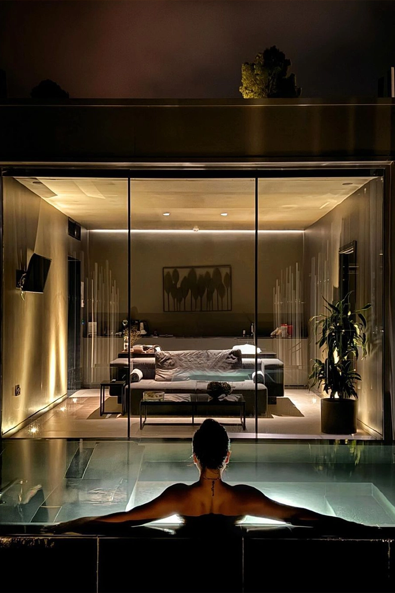 Mujer relajándose en una Villa Premium con jacuzzi en VIVOOD Landscape Hotels