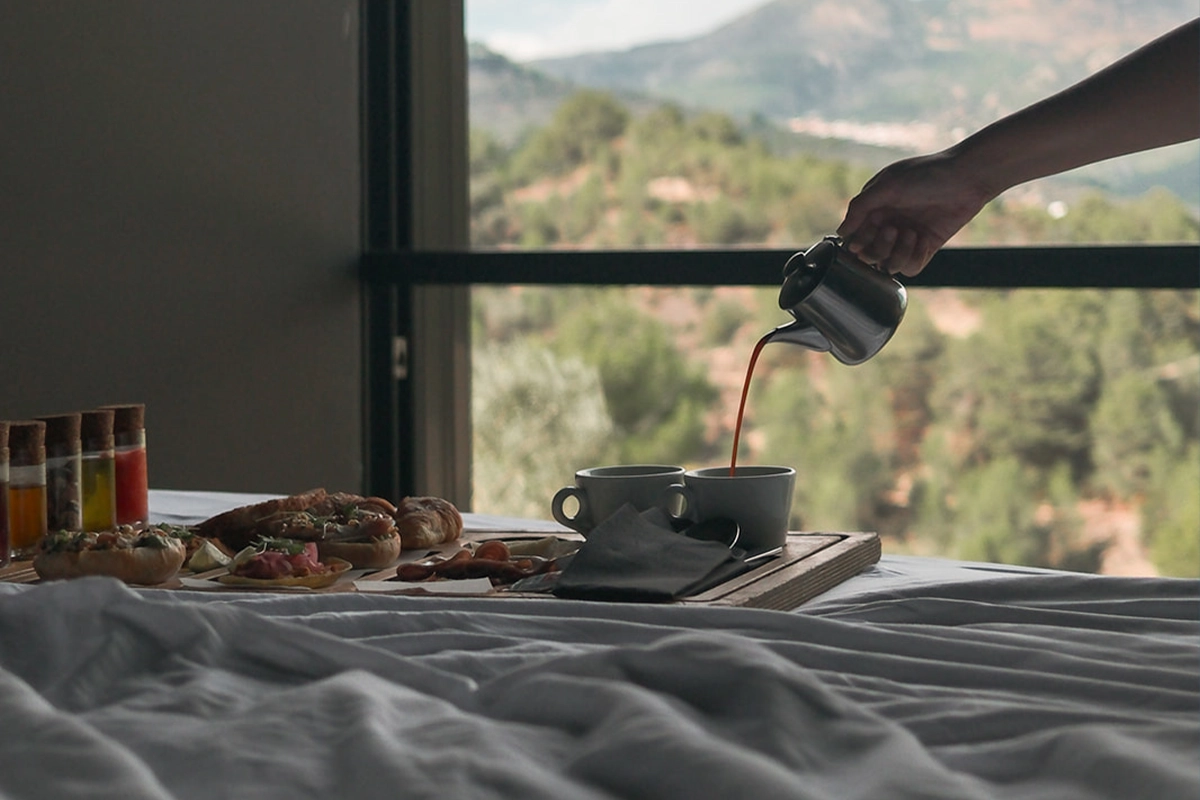 Desayuno en la cama con vistas al valle de Guadalest en VIVOOD Landscape Hotels un plan perfecto para JOMO