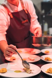 Plato gourmet creativo con presentación artística servido en VIVOOD, inspirado en la cocina de autor de restaurantes con estrella Michelin en Alicante