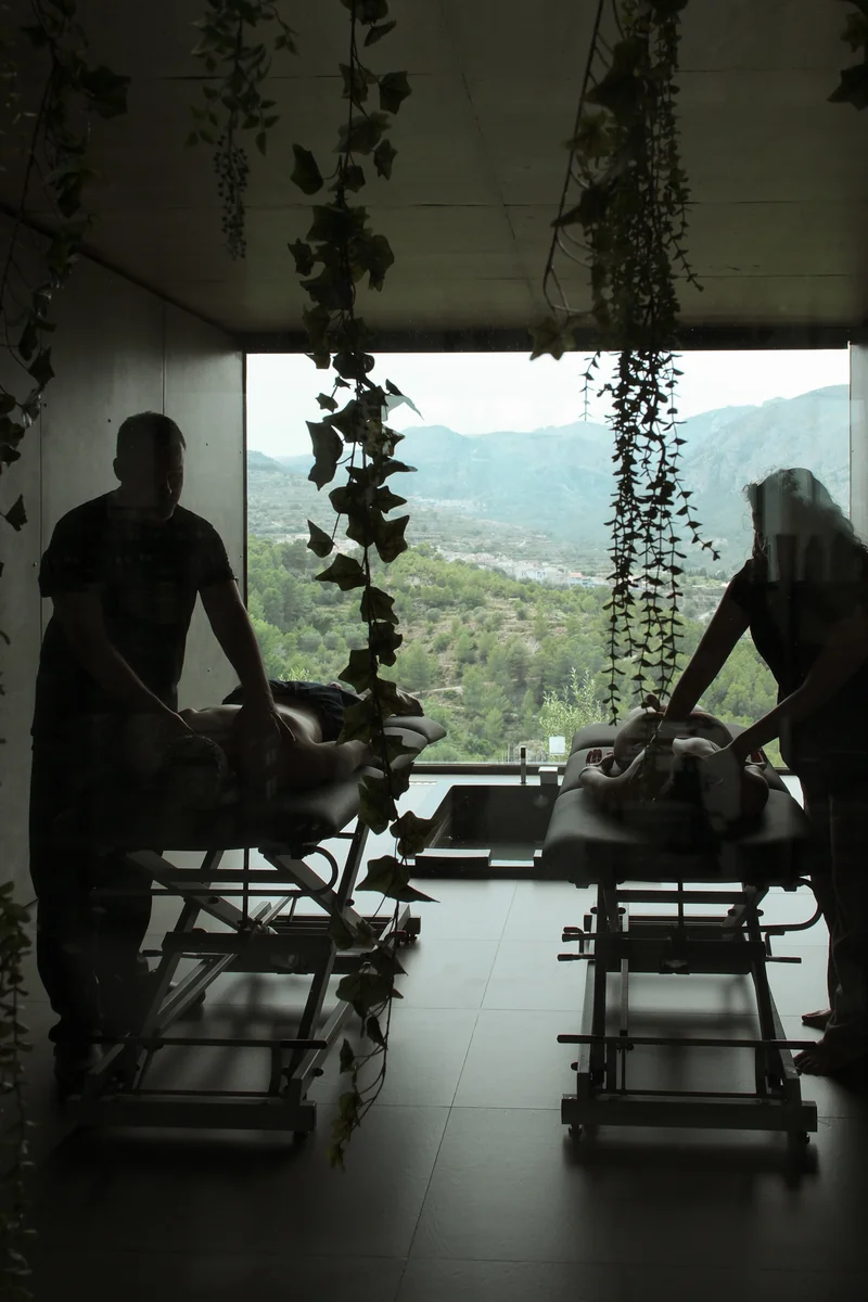 Wellness experience for couples at the VIVOOD spa, a hotel in Guadalest ideal for romantic spa getaways and total disconnection.