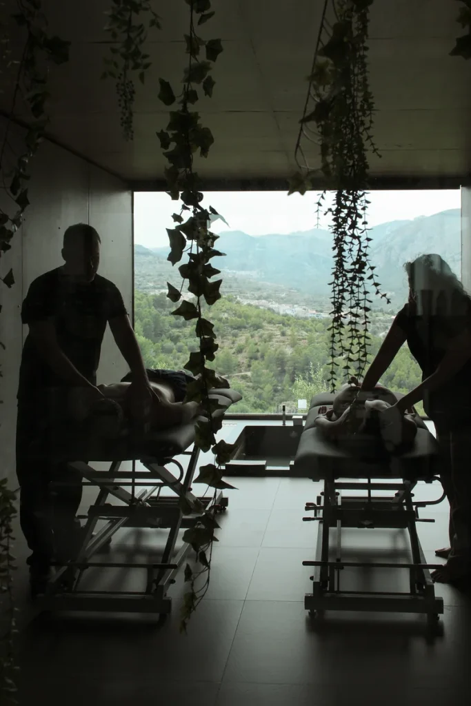Masaje en pareja en spa de hotel con encanto en Alicante, rodeado de naturaleza y vistas al Valle de Guadalest.