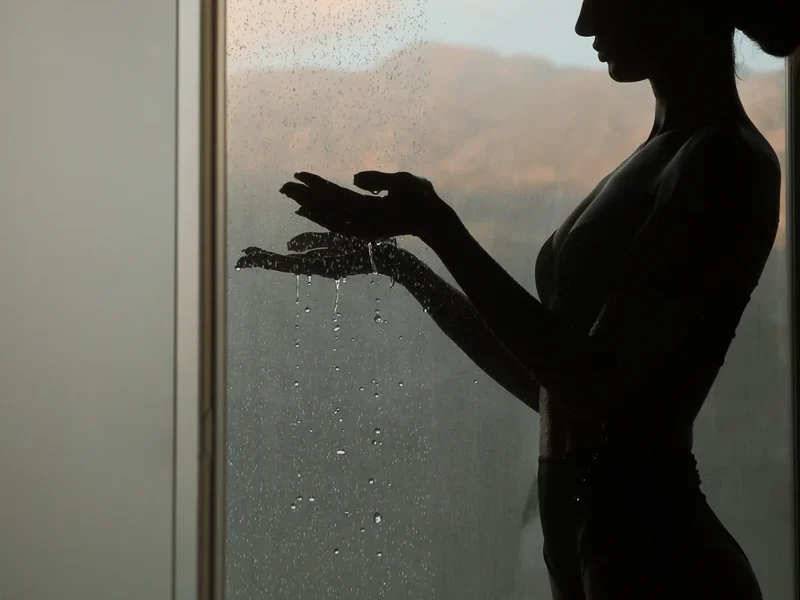 Detalle sensorial de bienestar en spa de Alicante durante una escapada romántica en pareja.
