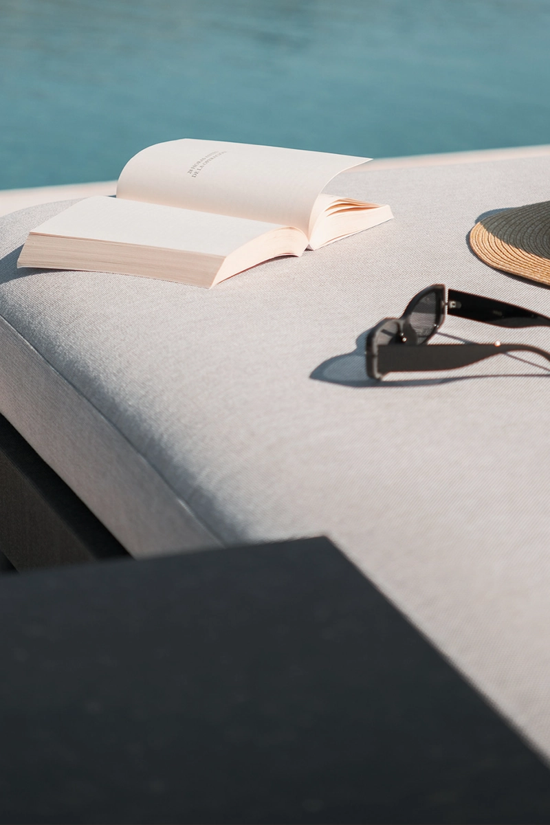 Libro abierto junto a la piscina en VIVOOD Landscape Hotel, lectura recomendada para desconectar este invierno