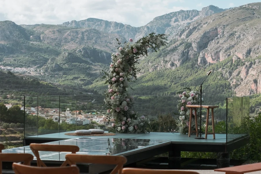 An altar prepared and decorated for a ceremony at VIVOOD’s viewpoint, overlooking the Guadalest mountains