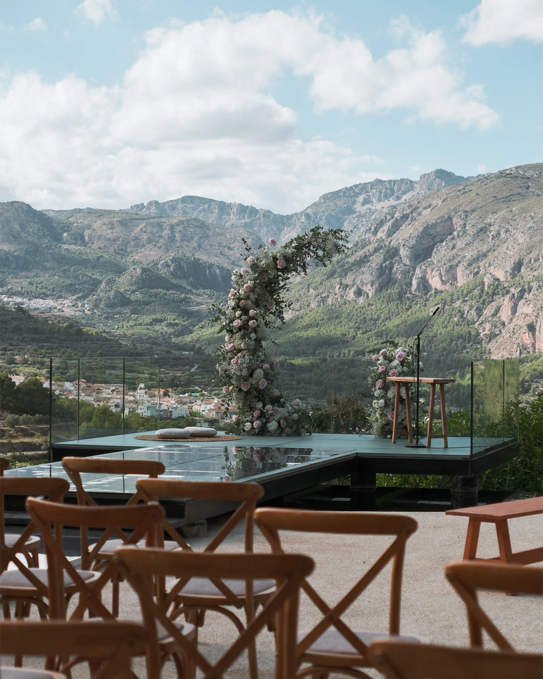 Un altar preparado y decorado para una ceremonia en el mirador de VIVOOD con vistas a la sierra de Guadalest