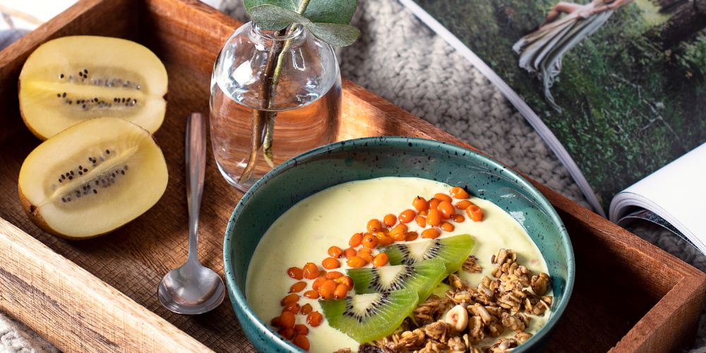 Bandeja de desayuno saludable en VIVOOD Hotel