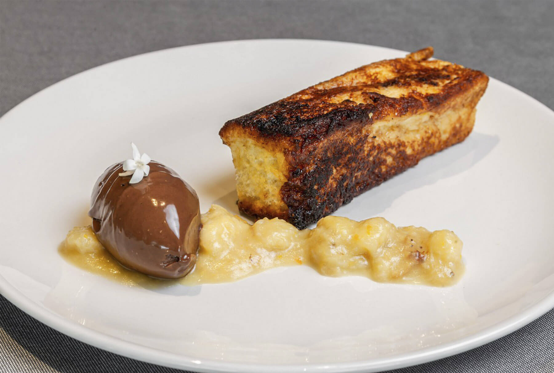 Plato de autor en ConTemple, alta cocina de VIVOOD en Guadalest · Guadalest Alicante