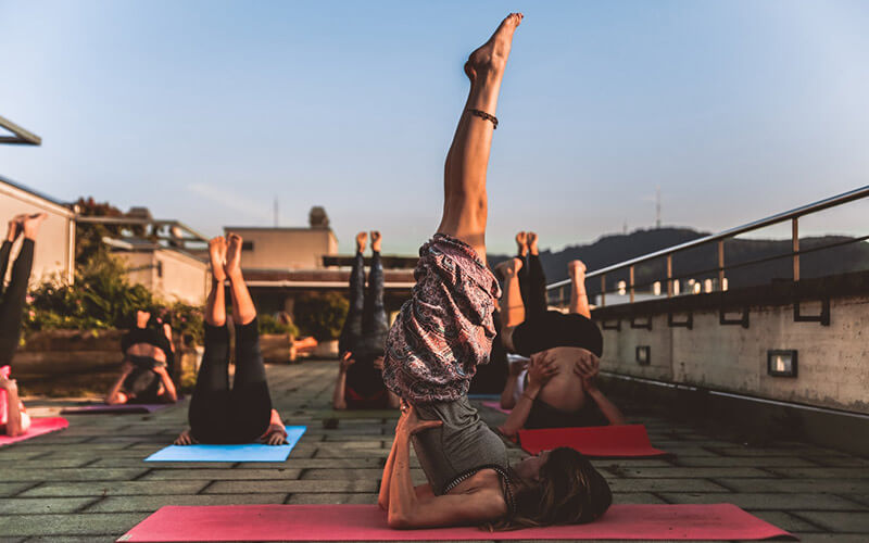 Hotel Vivood clase de yoga posturas de yoga