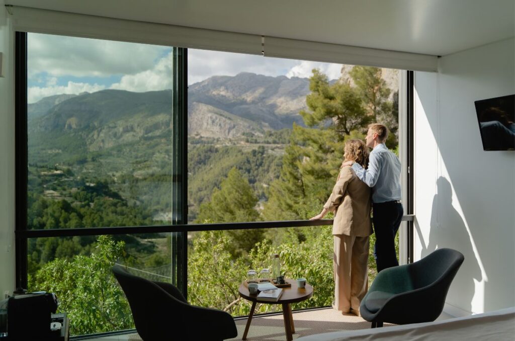 pareja en interior disfrutando las vistas premium pool suite