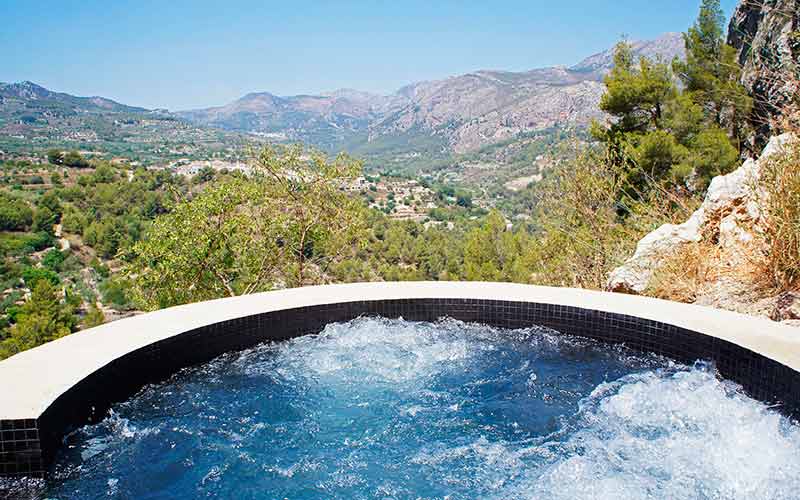 Jacuzzi con vistas al valle en VIVOOD Hotel Paisaje