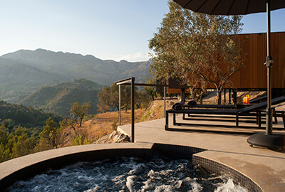 Piscina del spa 5e / Pool Suite de VIVOOD con vistas al valle de Guadalest · Guadalest Alicante