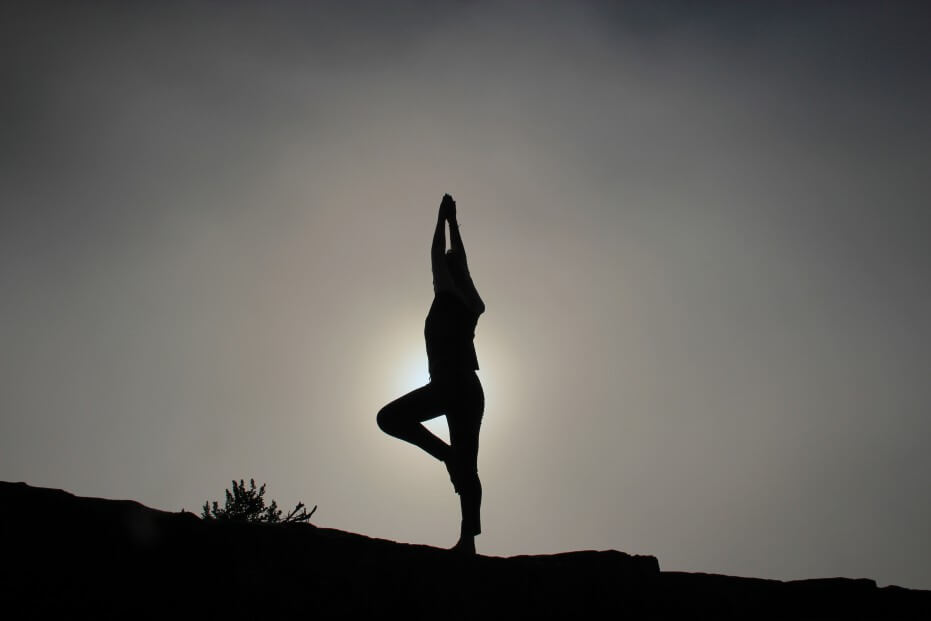yoga blanco y negro Hotel Vivood